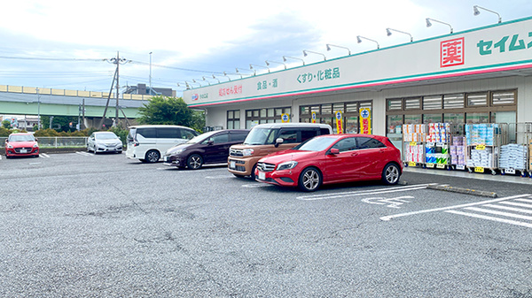 ドラッグセイムス作の口薬局の駐車場