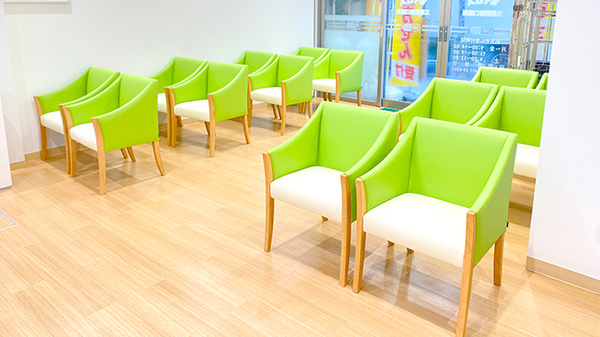 セイムス三鷹駅南口薬局の待合スペース