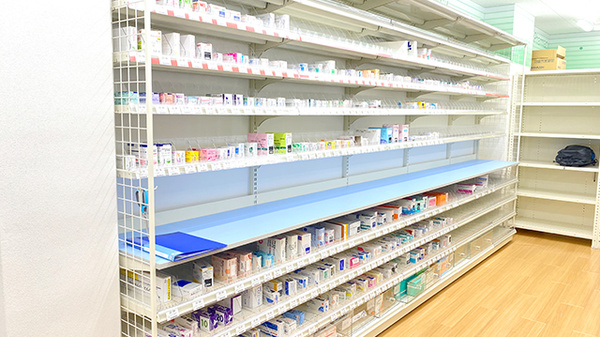 セイムス三鷹駅南口薬局の薬棚