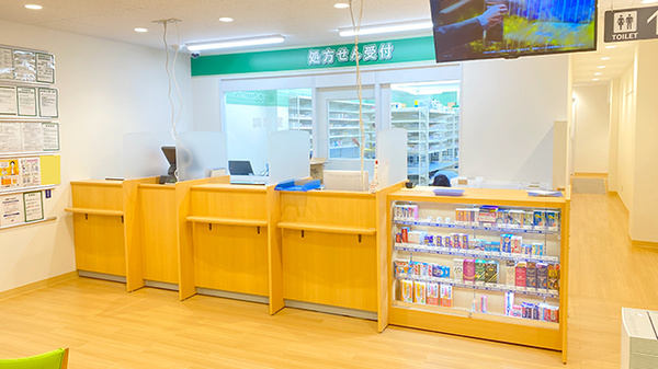 セイムス三鷹駅南口薬局の受付/カウンター