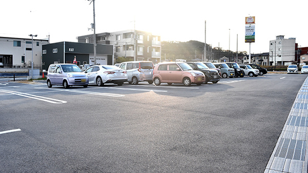 狛田駅前ゆう薬局の駐車場
