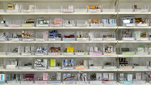 ワタナベ薬局　長洲店の薬棚