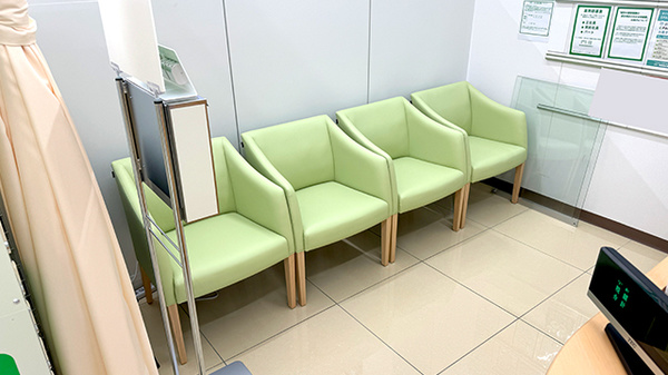 ドラッグセイムス仙台西中田薬局の待合スペース