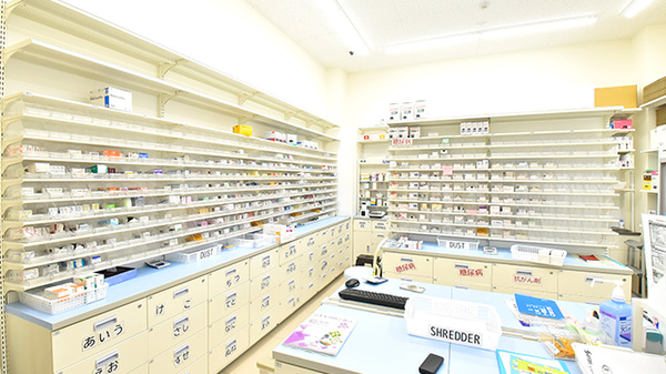 ウォンツ府中浜田薬局の薬棚