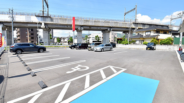 ウォンツ府中浜田薬局の駐車場