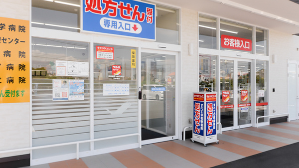 調剤薬局ツルハドラッグ大善寺店の入口