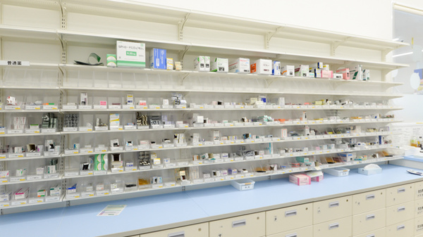 調剤薬局ツルハドラッグ大善寺店の薬棚