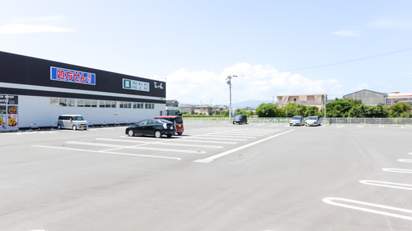 調剤薬局ツルハドラッグ大善寺店の駐車場