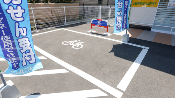 調剤薬局ツルハドラッグ大善寺店の駐輪場