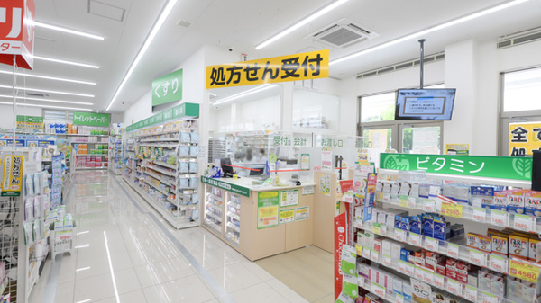 スギ薬局 東区役所前店の入口