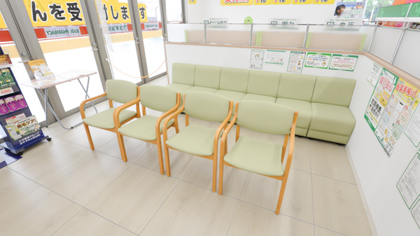 スギ薬局 東区役所前店の待合スペース