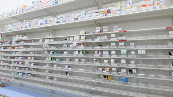 スギ薬局 東区役所前店の薬棚