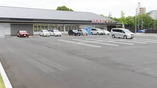 スギ薬局 東区役所前店の駐車場