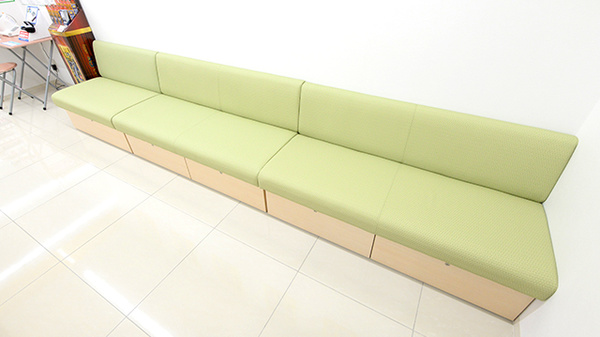 スギ薬局 成城学園前店の待合スペース