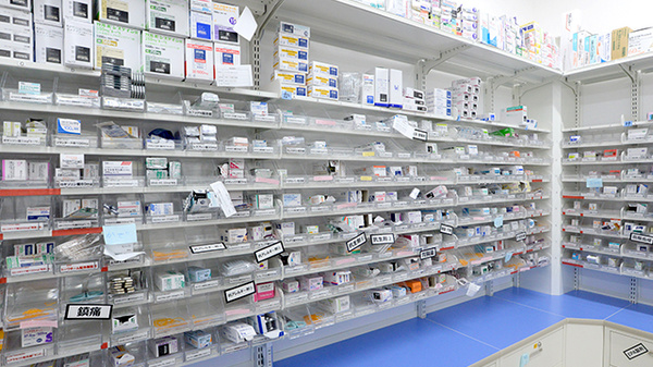 スギ薬局 成城学園前店の薬棚