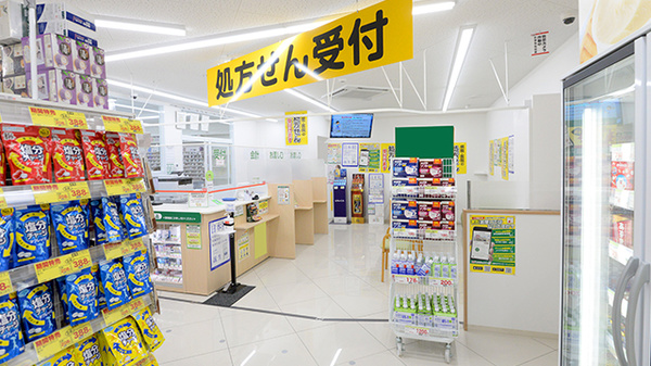 スギ薬局 修学院店の入口