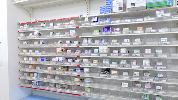 スギ薬局 修学院店の薬棚