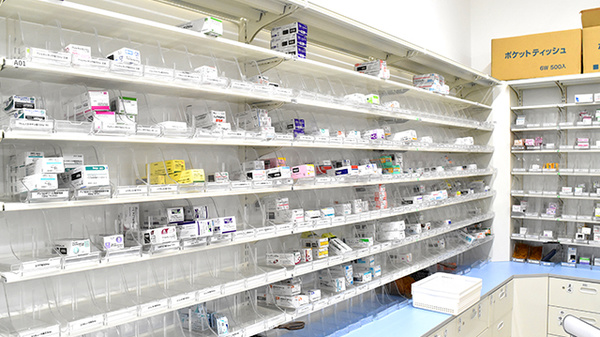 ププレひまわり薬局中山店の薬棚