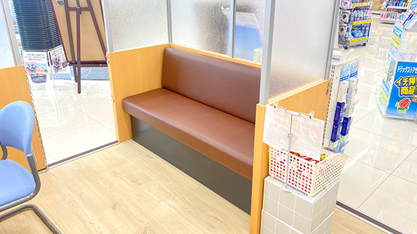セキ薬局　豊春店の待合スペース