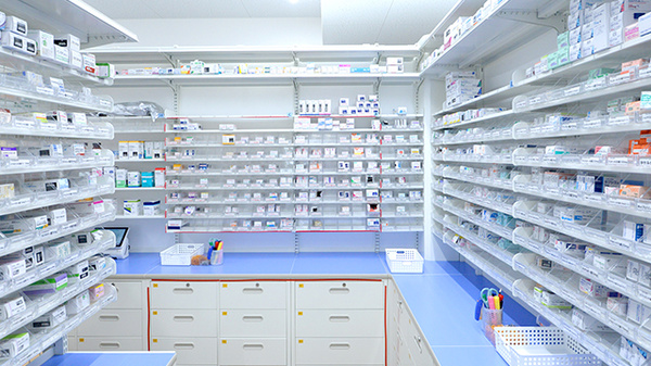 スギ薬局 和光南店の薬棚