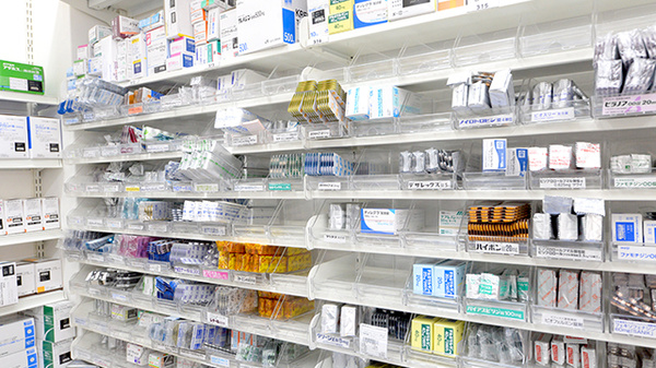 調剤薬局ツルハドラッグ旭川近文店の薬棚