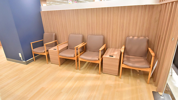 イオン薬局南松本店の待合スペース