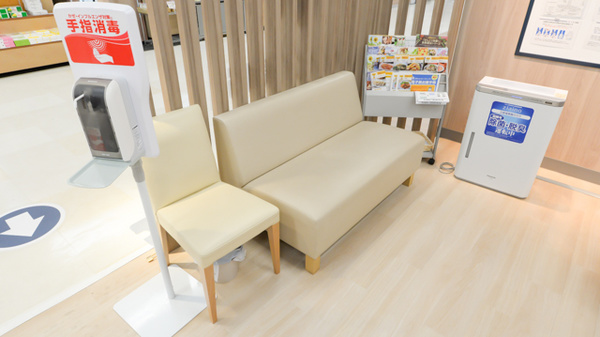 イオン薬局防府店の待合スペース