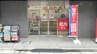ココカラファイン薬局初台店の入口
