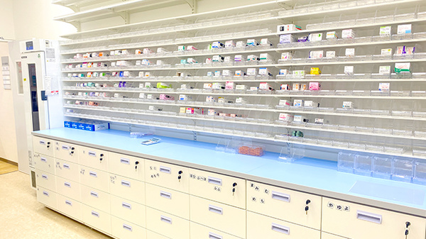 ココカラファイン薬局北与野店の薬棚