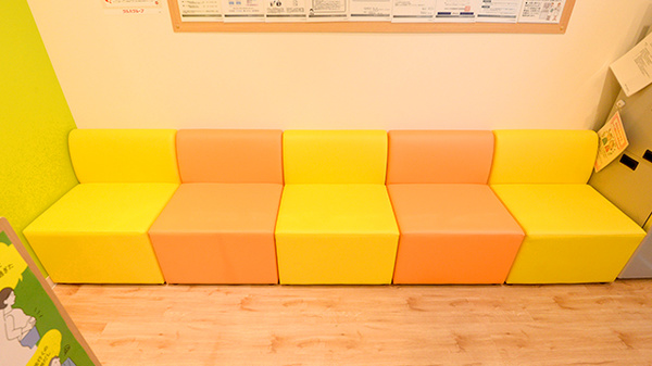 調剤薬局ツルハドラッグ北郷4条店の待合スペース