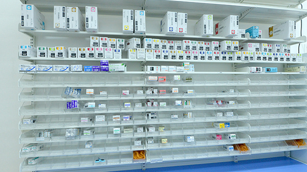 調剤薬局ツルハドラッグ北郷4条店の薬棚