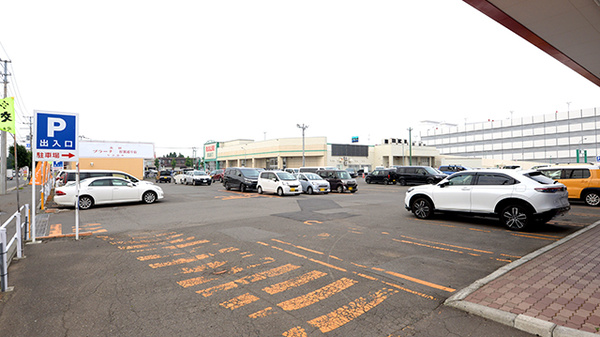 調剤薬局ツルハドラッグ北郷4条店の駐車場