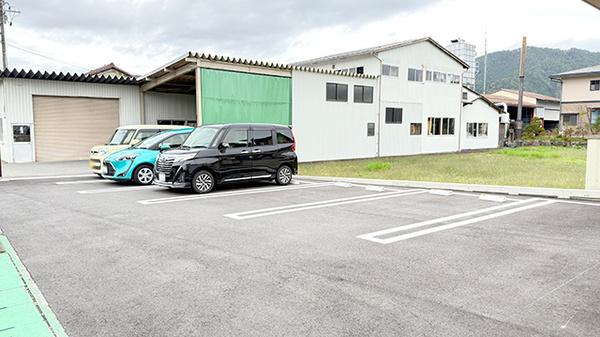 スマイル国府薬局の駐車場