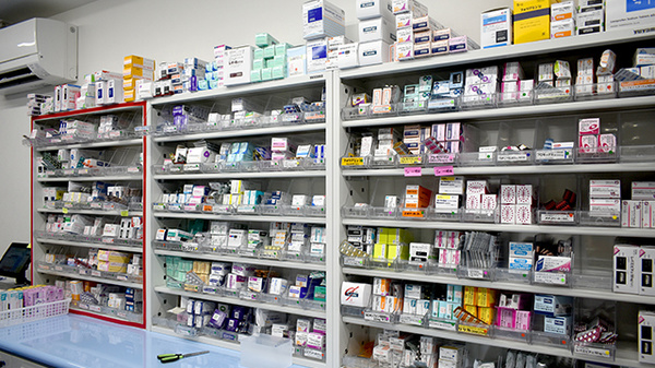 大信薬局上到津店の薬棚