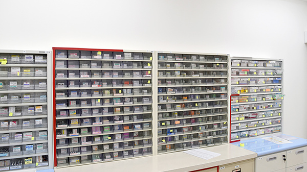 ココレ薬局瓢箪山店の薬棚