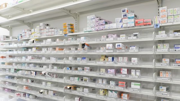 スギ薬局 国分寺新町店の薬棚