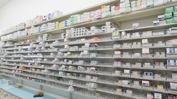 スギ薬局 阪南黒田店の薬棚