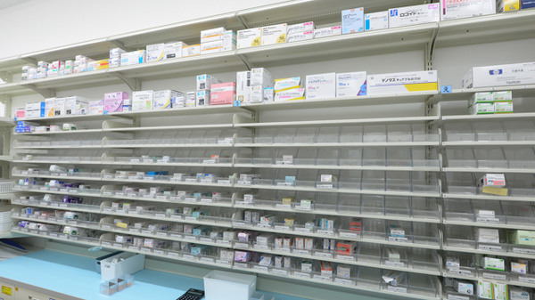 スギ薬局 中加賀屋店の薬棚