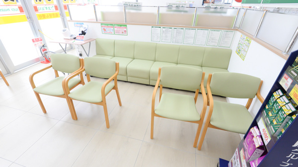 スギ薬局 上小田井店の待合スペース