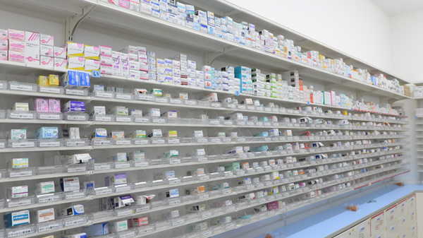 スギ薬局 上小田井店の薬棚