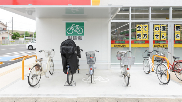 スギ薬局 上小田井店の駐輪場