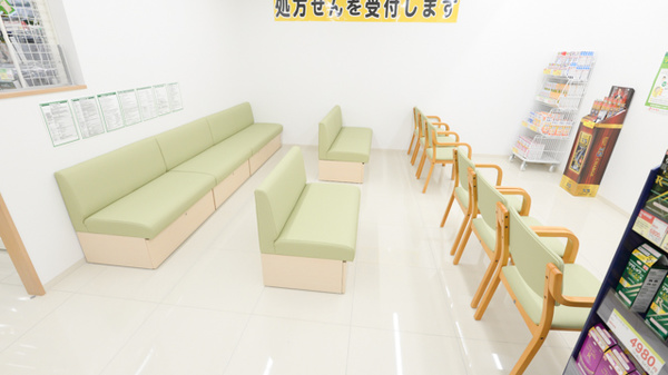 スギ薬局 菊名駅南店の待合スペース