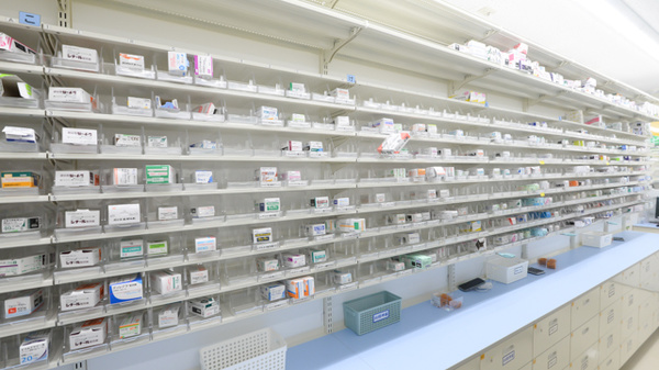 スギ薬局 菊名駅南店の薬棚