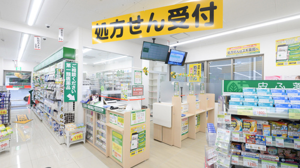 スギ薬局 三ツ沢上町店の入口