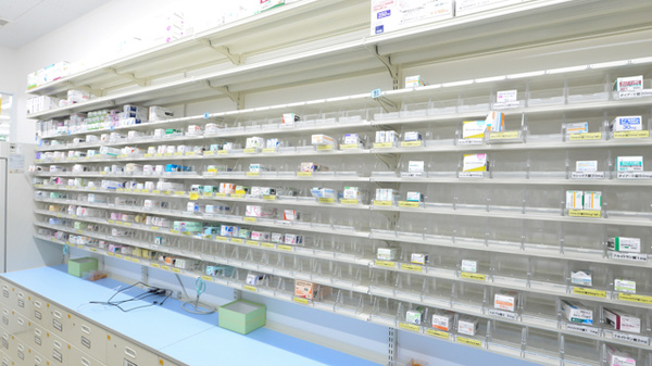 スギ薬局 三ツ沢上町店の薬棚