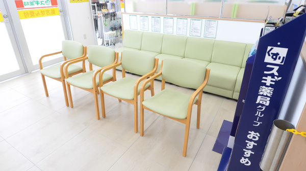 スギ薬局 伊勢船江店の待合スペース
