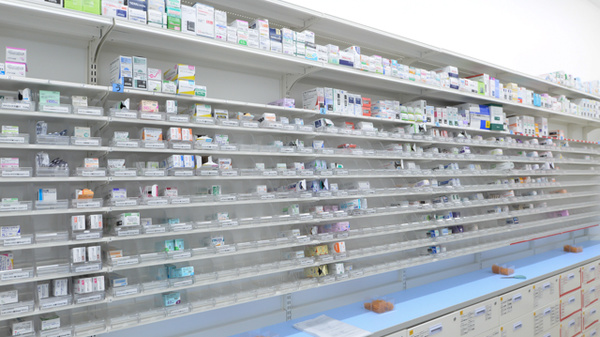 スギ薬局 伊勢船江店の薬棚