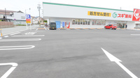 スギ薬局 伊勢船江店の駐車場