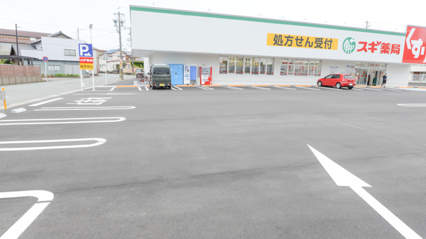 スギ薬局 伊勢船江店の駐車場