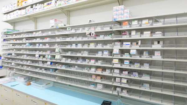 スギ薬局 今津駅北店の薬棚
